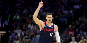 Απέμεινε μόνος στη ρακέτα.png