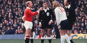 1bobby-charlton-tosses-coin-home-game-manchester-7889947.jpg