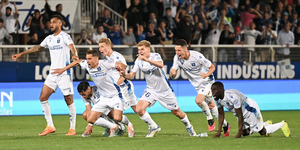 Les-joueurs-auxerrois-apres-leur-victoire-aux-tirs-au-but-contre-Sochaux-lors-des-barrages-de-Ligue-2-le-20-mai-2022-1416999.jpg