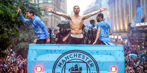 H Paddy Power τρόλαρε τον Γκρίλις και κρέμασε τη φωτογραφία του στο Λούβρο.jpg