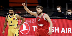 Το-ειδικό-του-Βεζένκοφ-και-άσος-κινήτρου-από-Copa-Africa.jpg