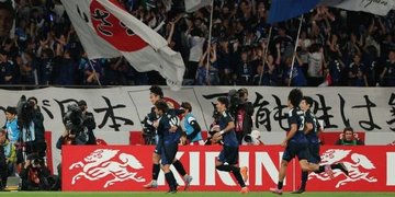 Με κοφτερή λεπίδα