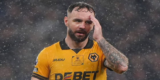 adam-armstrong-nikmati-malam-spesial-wolves-di-derby-midlands.jpg