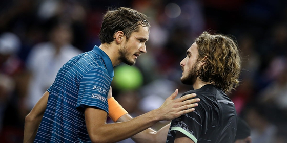 Daniil-Medvedev-talking-to-Stefanos-Tsitsipas.jpg