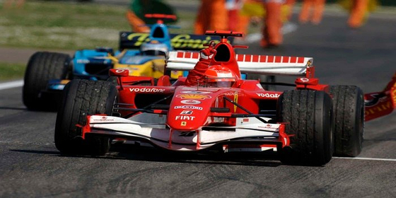 Schumacher-celebrates-victory-San-Marino-F1-2006-Imola-Foto-Ferrari.jpg