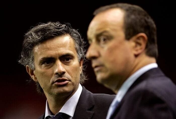 0_Chelsea-manager-Mourinho-chats-with-Liverpool-manager-Benitez-before-their-Champions-League-match-at.jpg