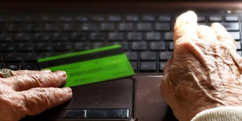 Ξόδευε τα χρήματα ηλικιωμένου ζευγαριού σε ναρκωτικά και τυχερά παιχνίδια!