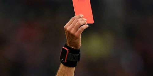 Καταγγελία: «Γιατί πήρες κόκκινη; Γιατί παιζόταν στο στοίχημα»