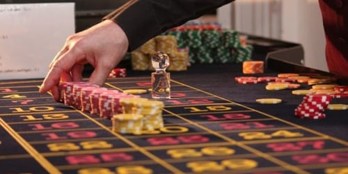 Δύο δισ. ευρώ παίζουν κάθε χρόνο οι Έλληνες στα καζίνο